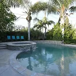 Awesome 4 Bedroom, 3 1/2 Bath Home 1/2 Mile Walk To Disney