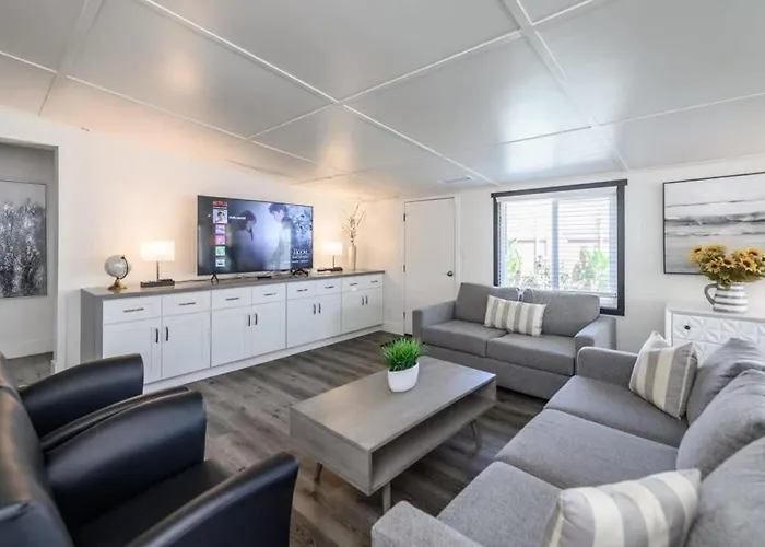 Spacious Disneyland 5 Bedroom 4 Bath House With Game Room