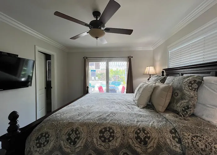 Awesome 4 Bedroom, 3 1/2 Bath Home 1/2 Mile Walk To Disney