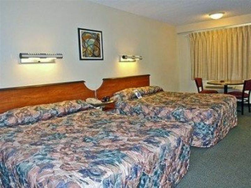 Hotel 6-anaheim, Ca - Maingate