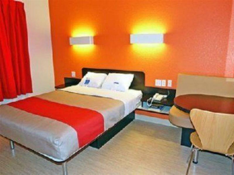 Hotel 6-anaheim, Ca - Maingate