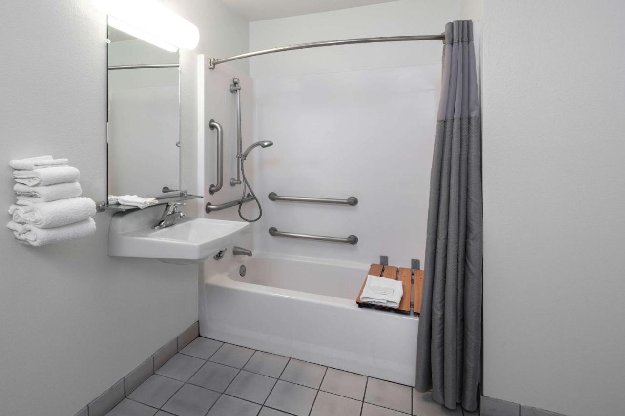 Hotel 6-anaheim, Ca - Maingate