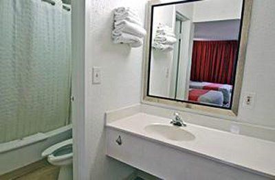 Hotel 6-anaheim, Ca - Maingate