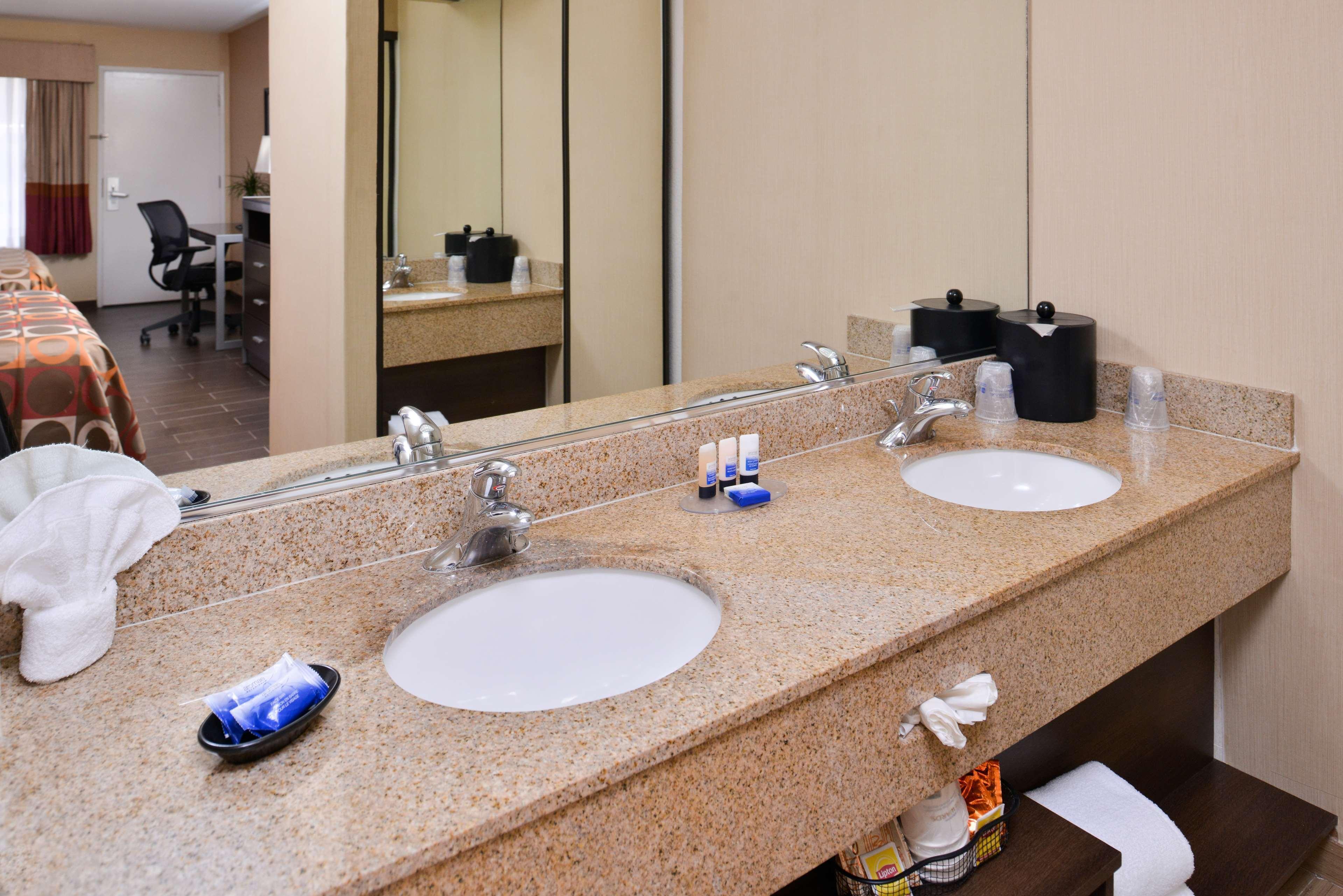 Western Raffles & Hotel 3*