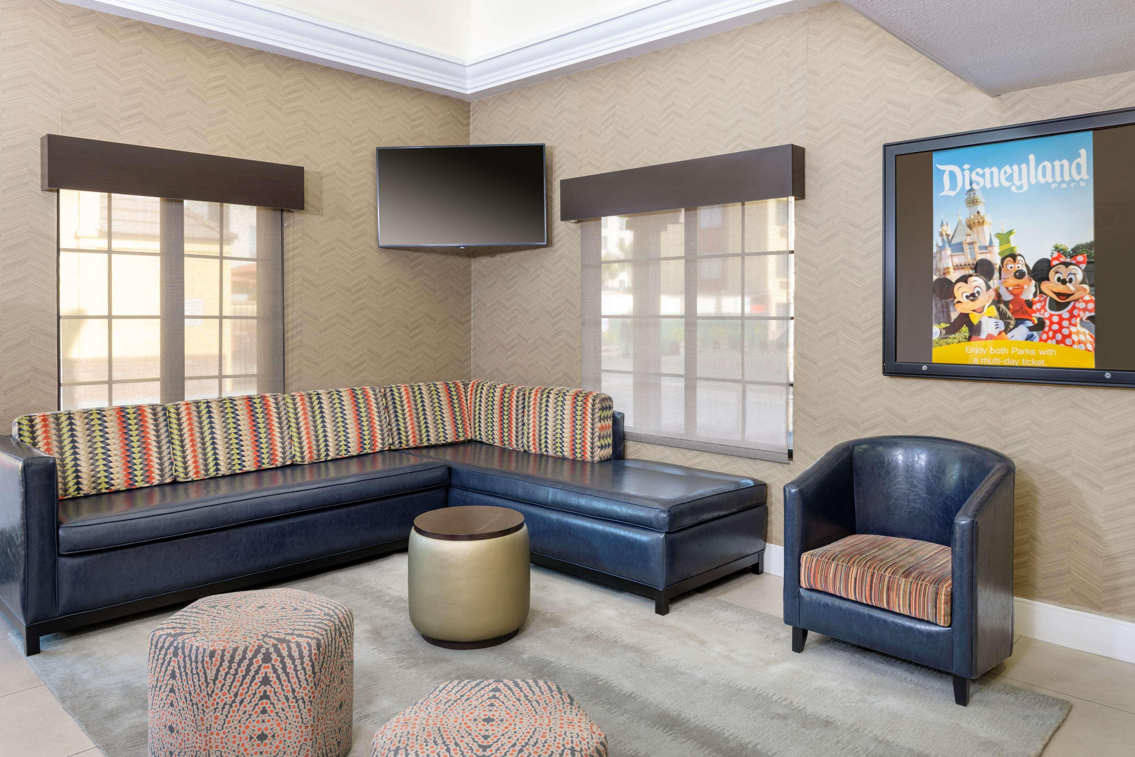 Western Raffles & Hotel Anaheim
