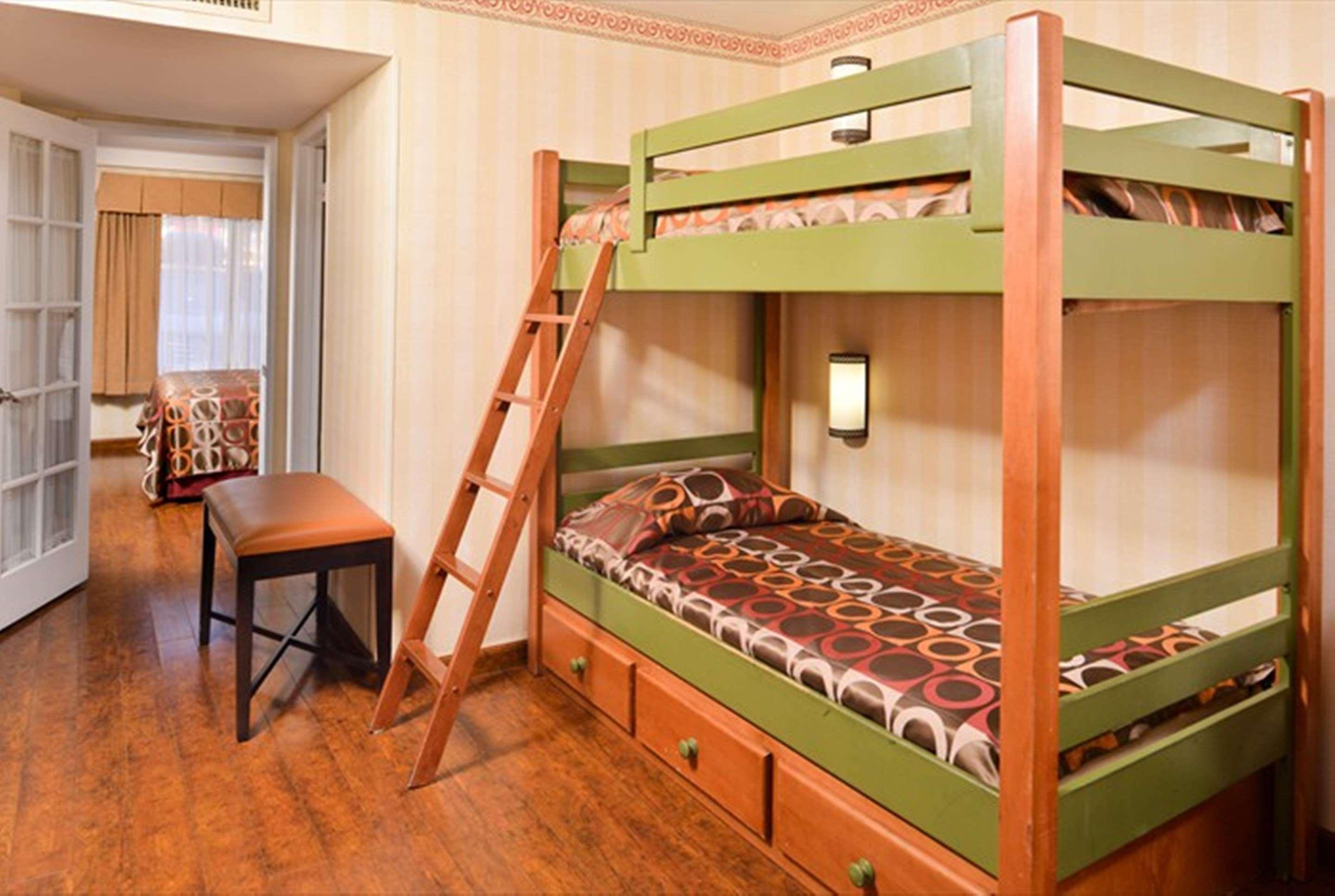 Western Raffles & Hotel 3*