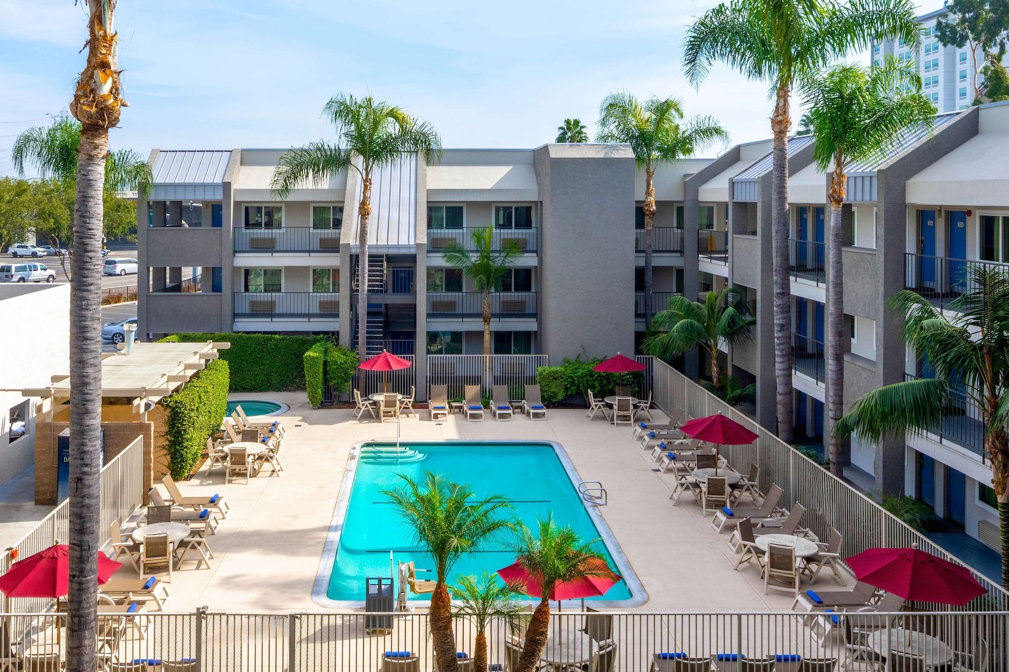 Hotel 6-anaheim, Ca - Maingate