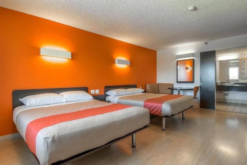 Hotel 6-anaheim, Ca - Maingate 2*