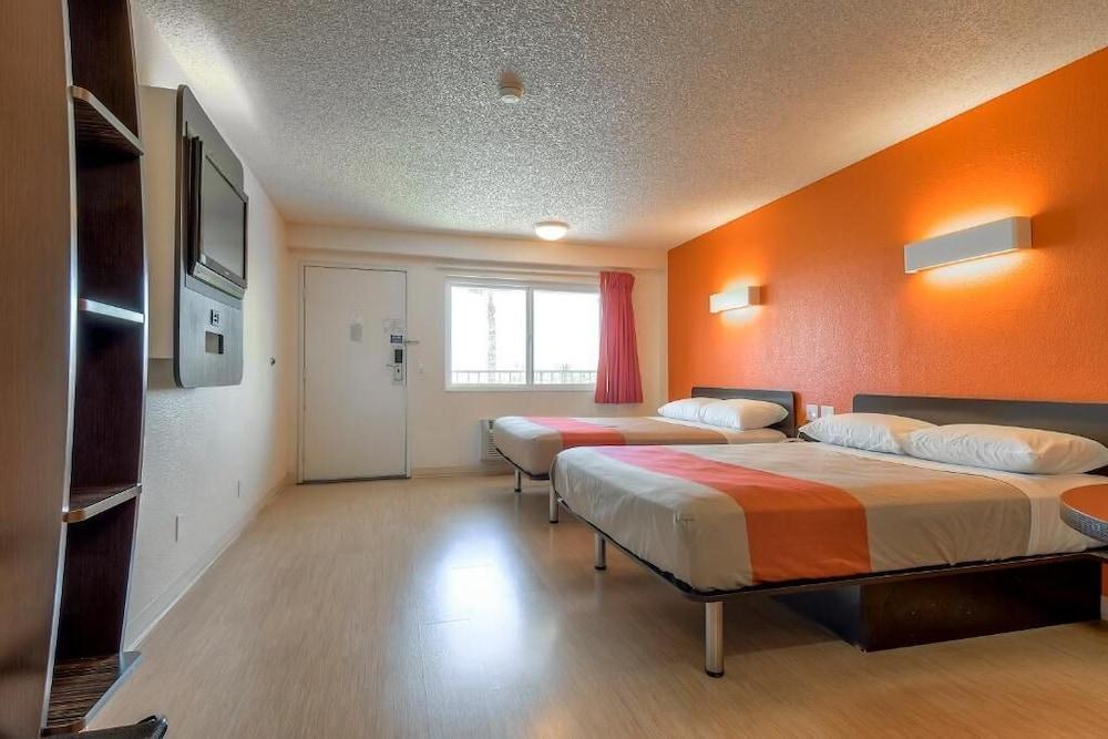 Hotel 6-anaheim, Ca - Maingate Anaheim