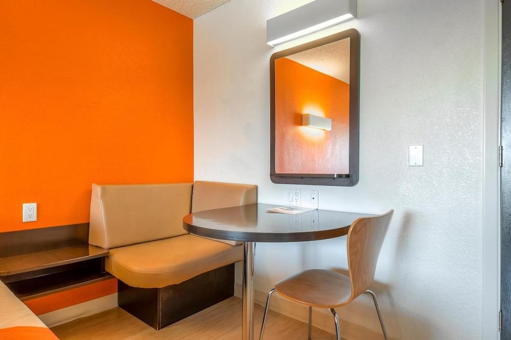 Hotel 6-anaheim, Ca - Maingate Anaheim