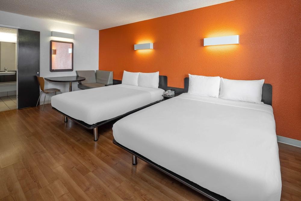 Hotel 6-anaheim, Ca - Maingate 2*