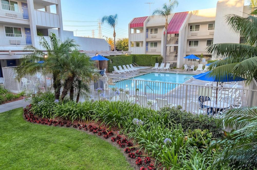 Hotel 6-anaheim, Ca - Maingate