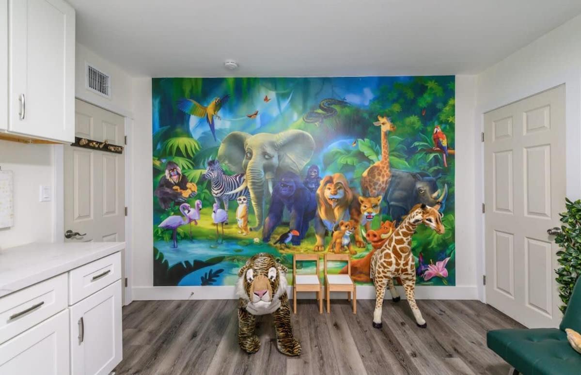 Spacious Disneyland 5 Bedroom 4 Bath House With Game