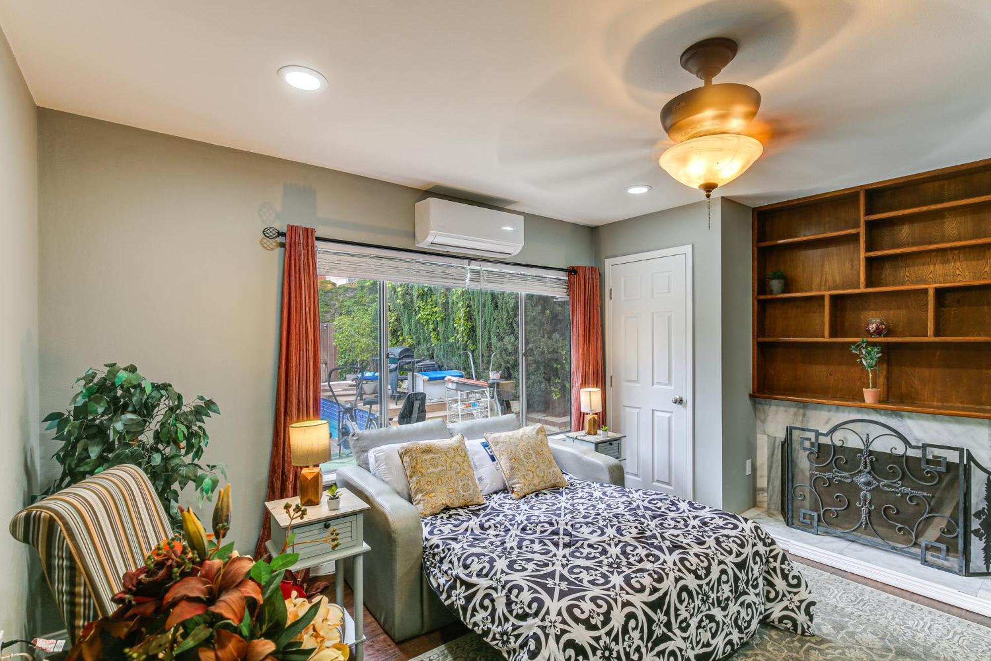Apartment With Fireplace 14 Mi To Disneyland!
