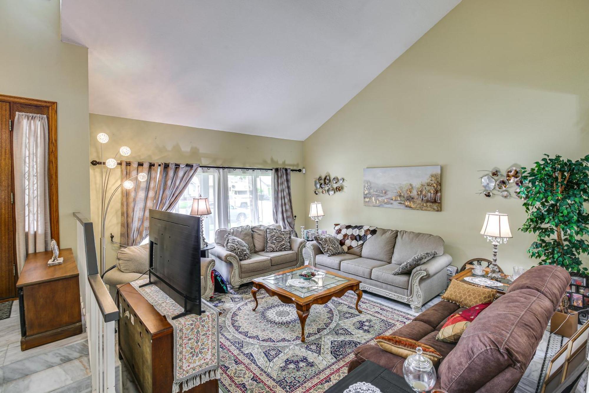 With Pool, 14 Mi To Disneyland! Holiday home