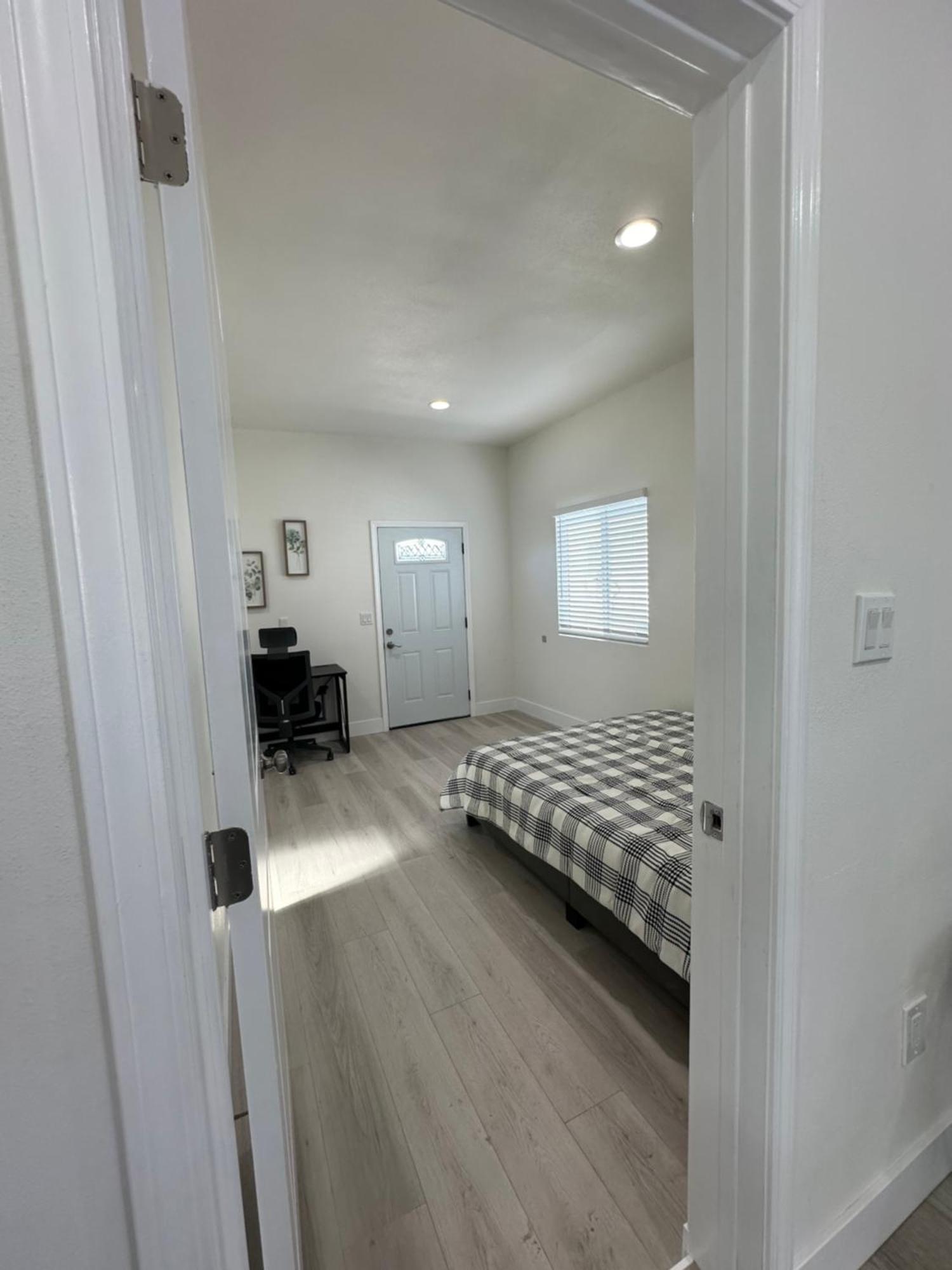 New Cozy House In Near Land- Knott In The Same Lot Of Separate 3properties *