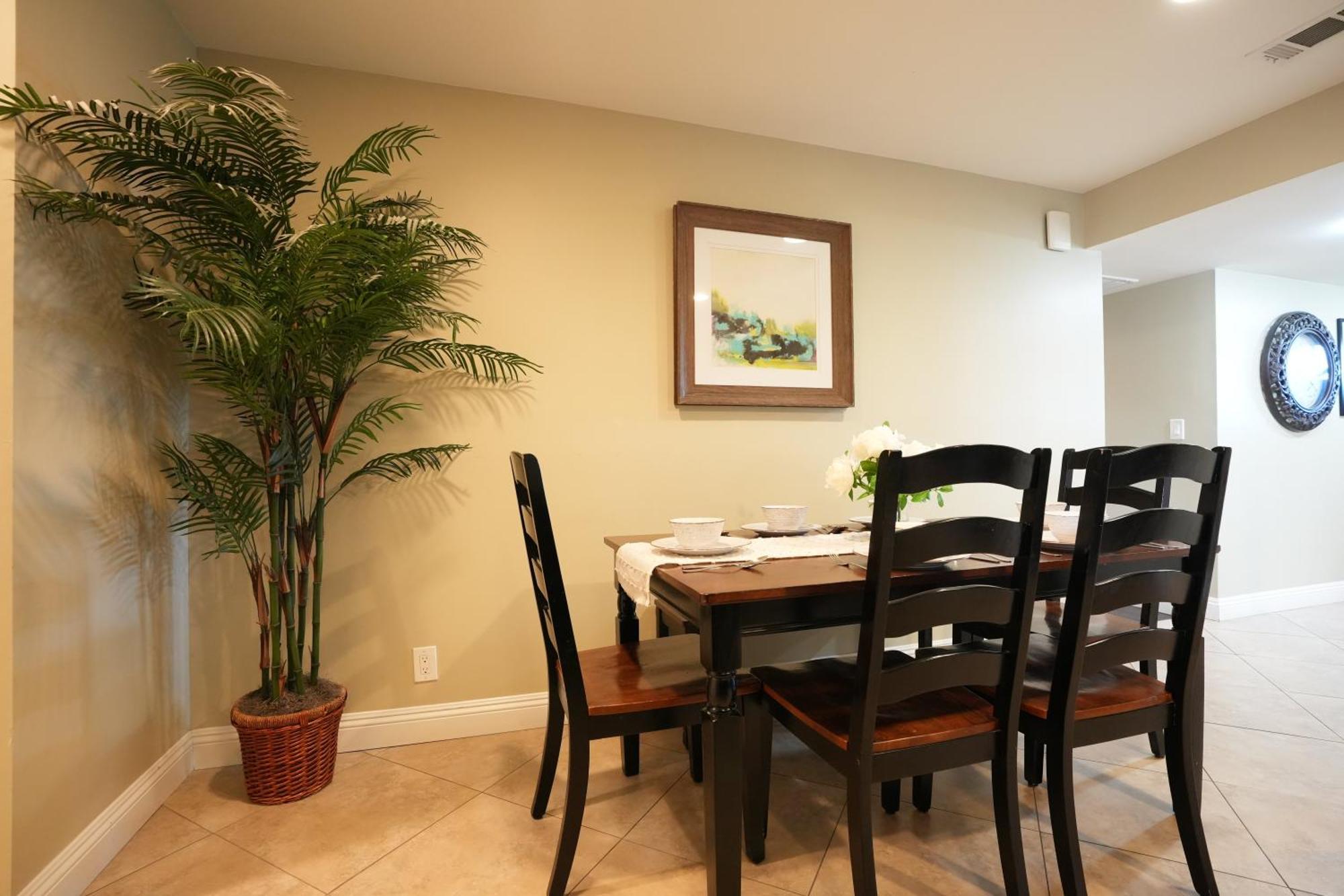 Holiday home Awesome 4 Bedroom, 3 1/2 Bath 1/2 Mile Walk To