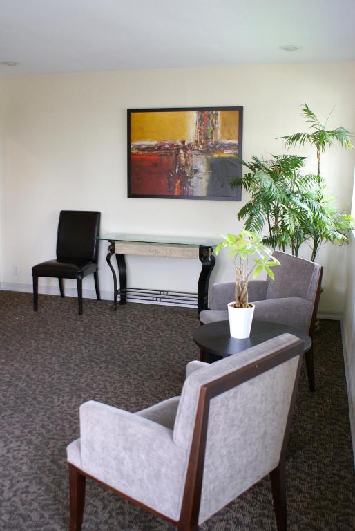 Hotel Queens Anaheim