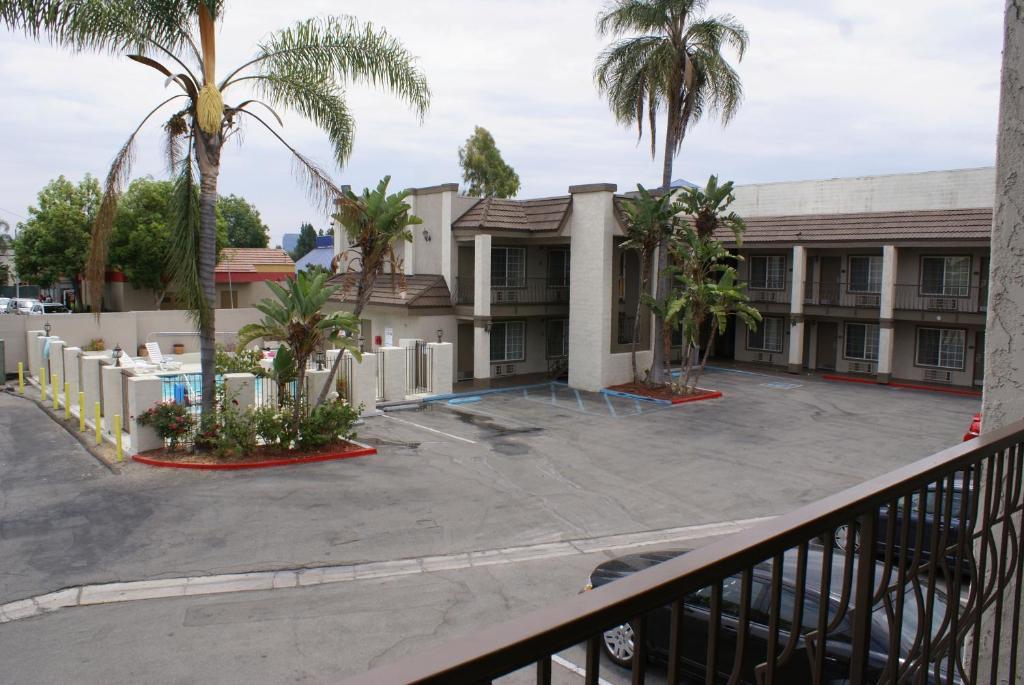 Hotel Queens Anaheim
