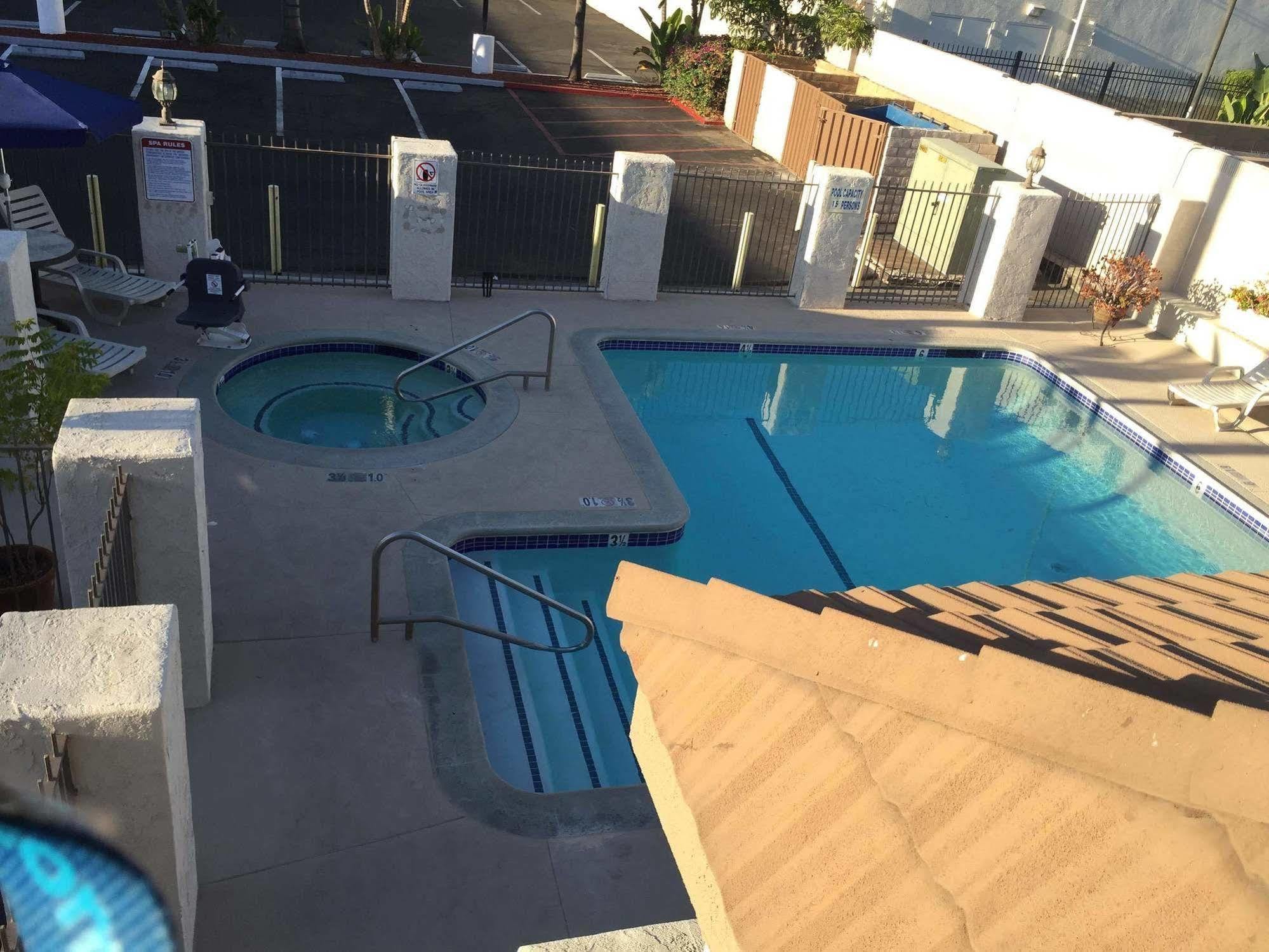 Hotel Queens Anaheim