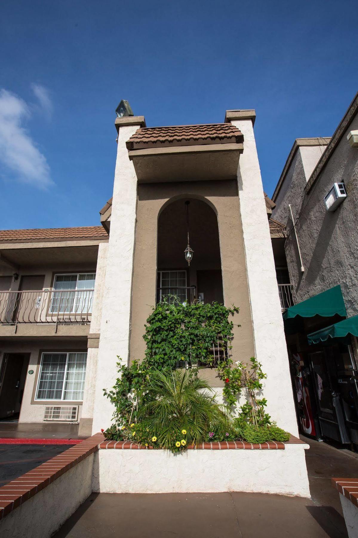Hotel Queens Anaheim