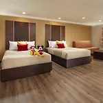 Eden Roc Inn & Suites Near The Maingate