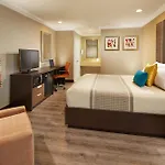 Eden Roc Inn & Suites Near The Maingate