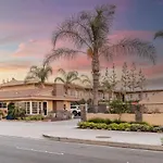 Anaheim Islander Inn And Suites Near Park And Convention Center