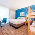 Howard Johnson By Wyndham Anaheim Hotel & Water Playground