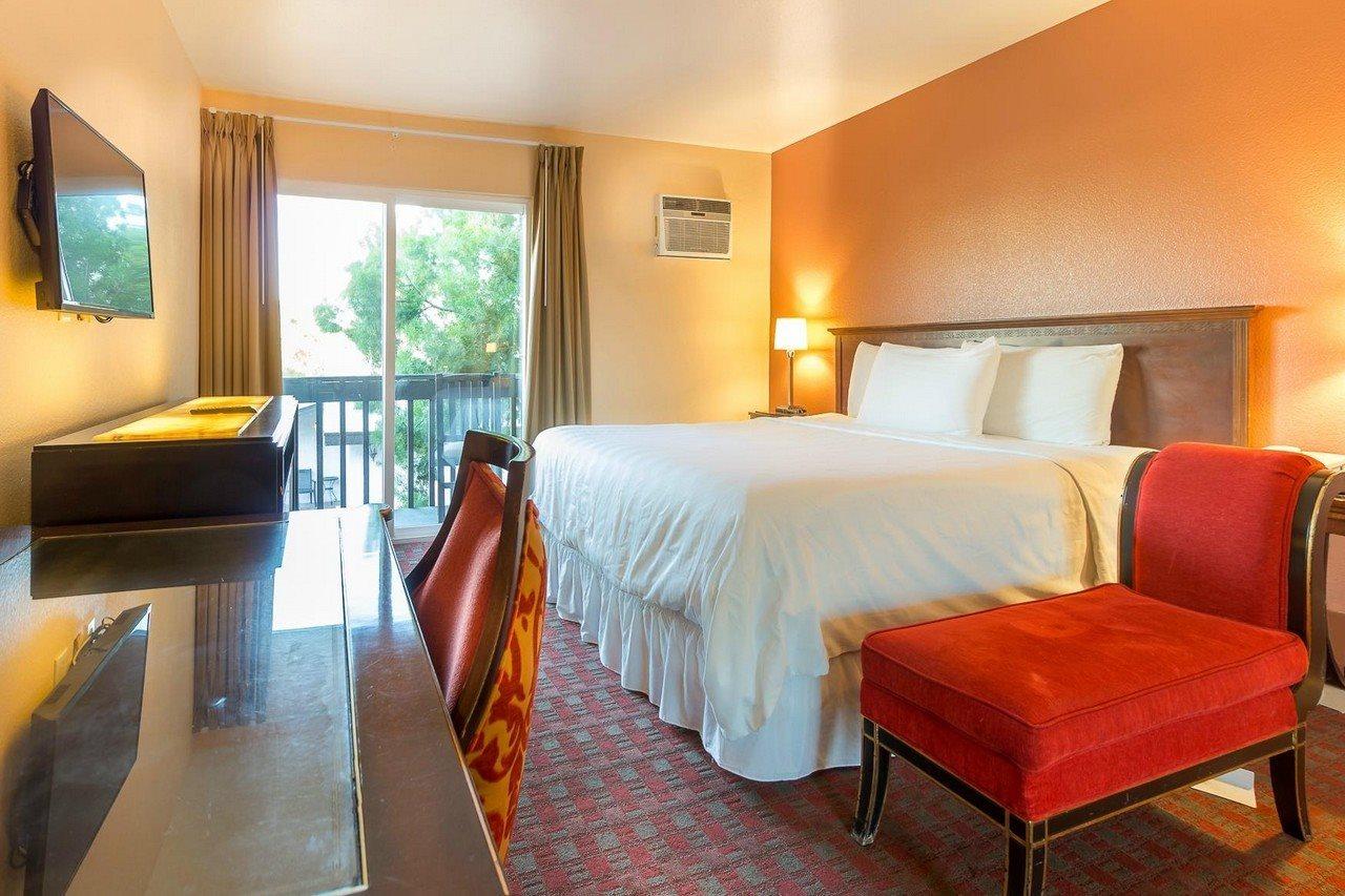 The Lemon Tree Hotel 3*