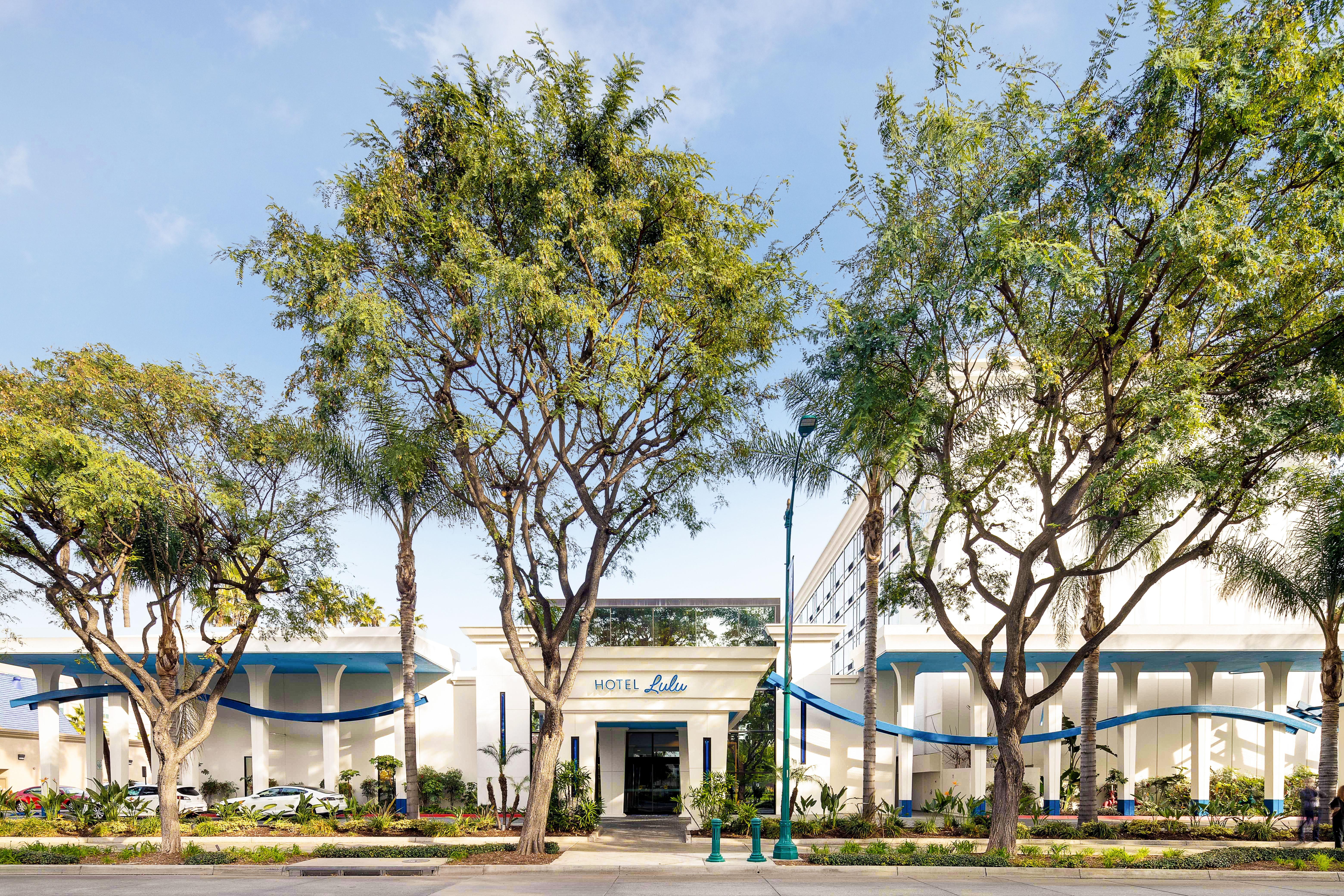 Lulu, Bw Premier Collection Hotel Anaheim