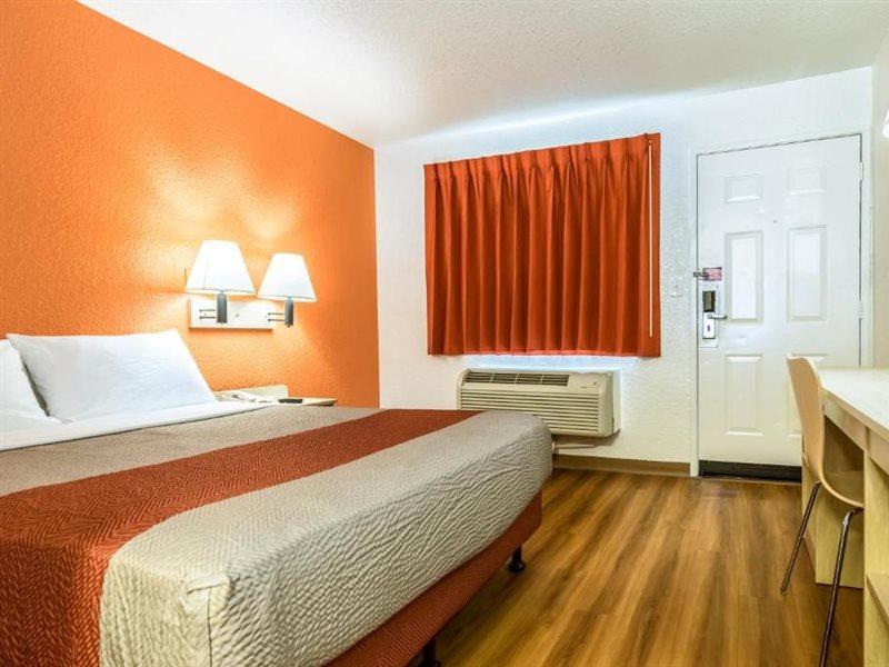 Hotel 6-anaheim, Ca - Fullerton East 2*