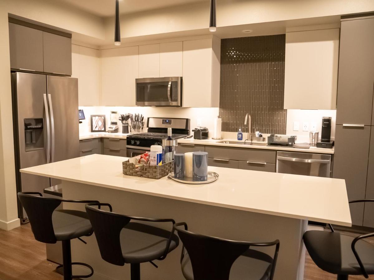 Apartment Smart & Luxurious ~ Mins To ~ Queen Beds *