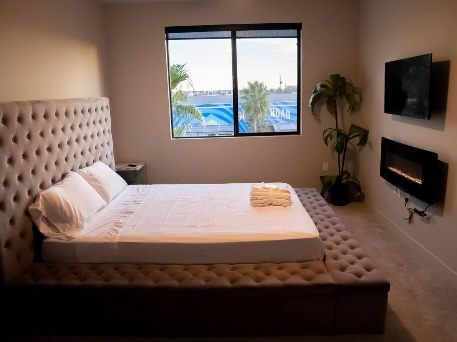 Smart & Luxurious ~ Mins To ~ Queen Beds