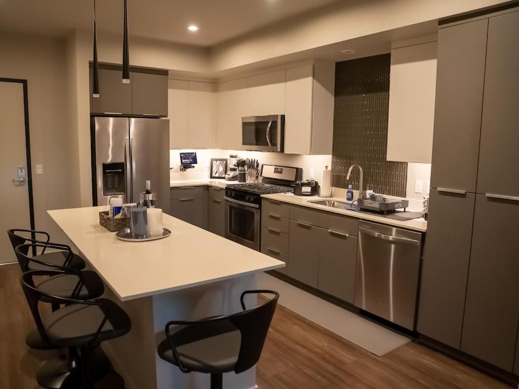 Smart & Luxurious ~ Mins To ~ Queen Beds Apartment Anaheim