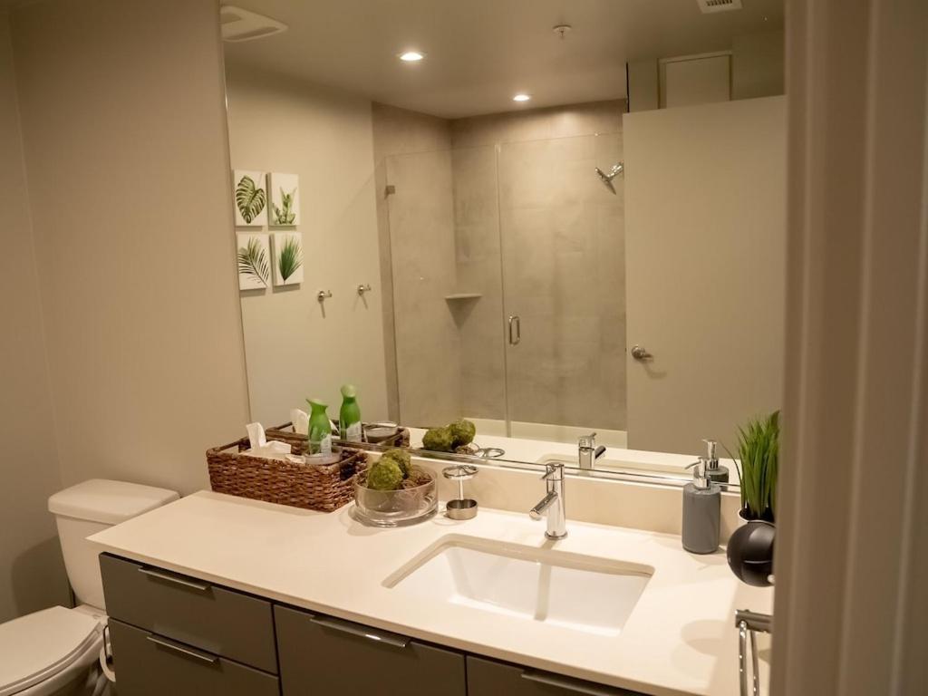 Smart & Luxurious ~ Mins To ~ Queen Beds Apartment Anaheim