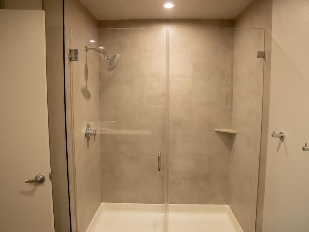 Smart & Luxurious ~ Mins To ~ Queen Beds Apartment Anaheim