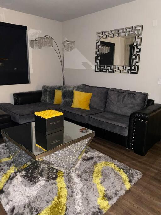 The Luxurious Doses Of Roses 2 Bedroom Next To Angels Stadium 6 Mins From Disney Apartment *