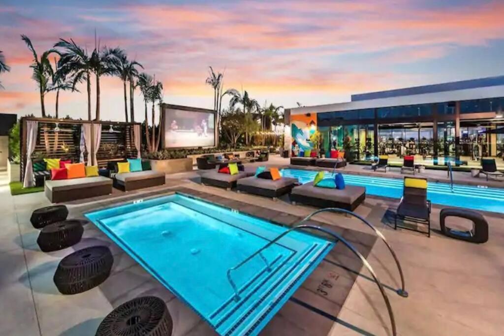 The Luxurious Doses Of Roses 2 Bedroom Next To Angels Stadium 6 Mins From Disney *