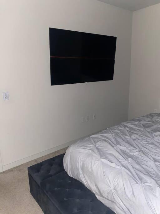 The Luxurious Doses Of Roses 2 Bedroom Next To Angels Stadium 6 Mins From Disney Apartment