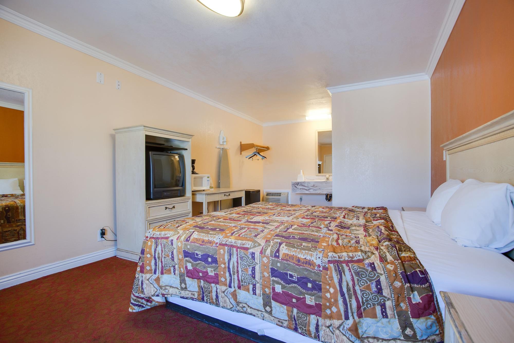 Abby's Anaheimer - Across Disneyland Park Hotel Anaheim