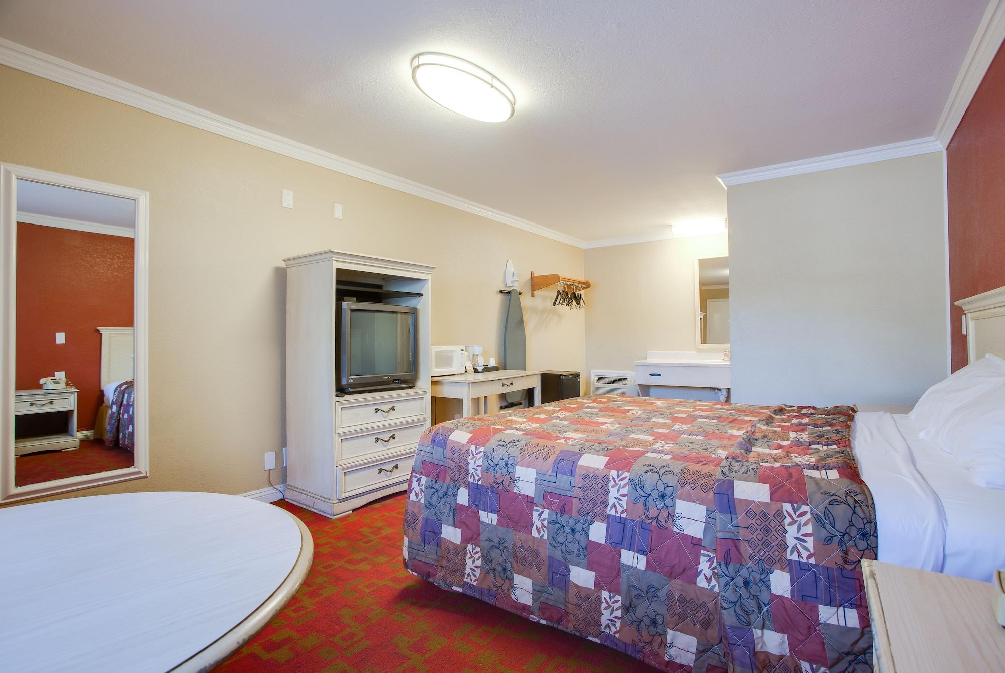 Abby's Anaheimer - Across Disneyland Park Hotel Anaheim