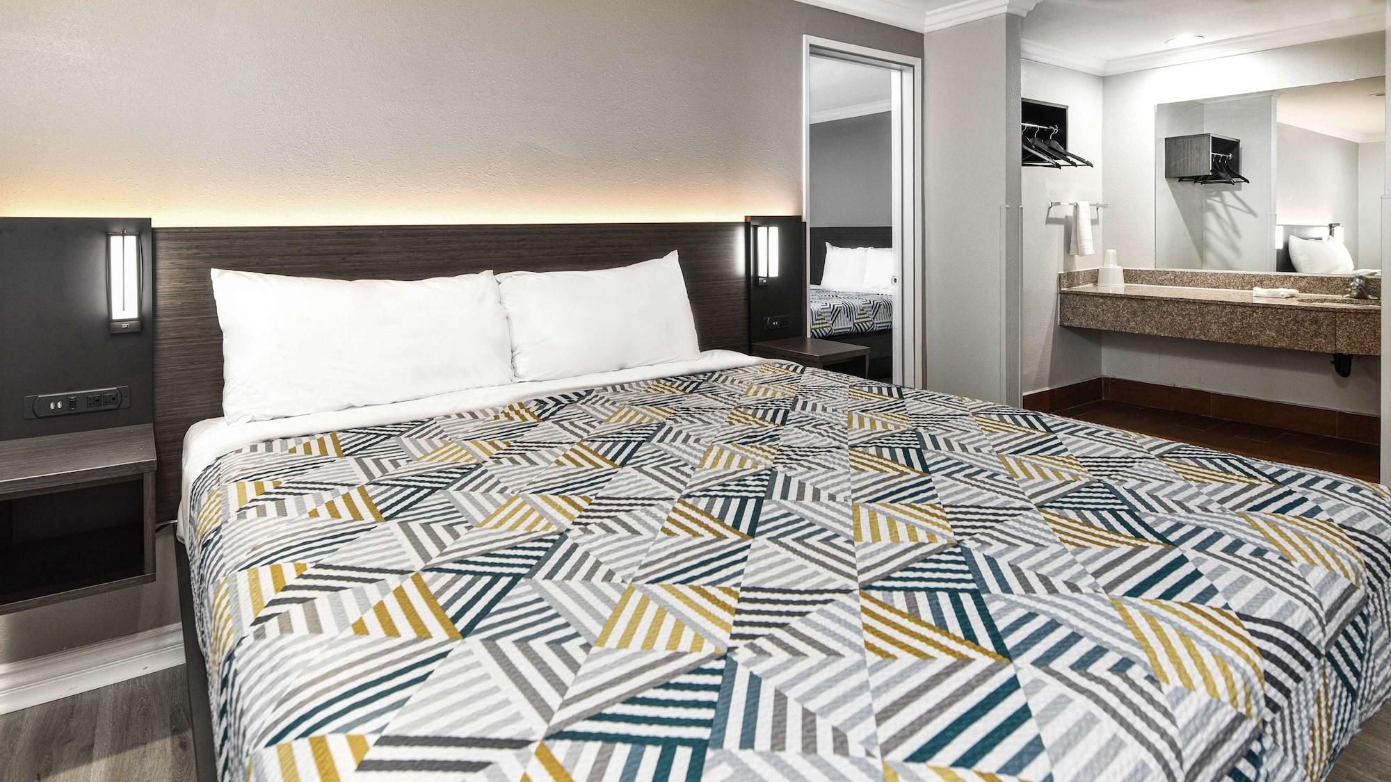 Hotel 6-anaheim, Ca - Convention Center 2*