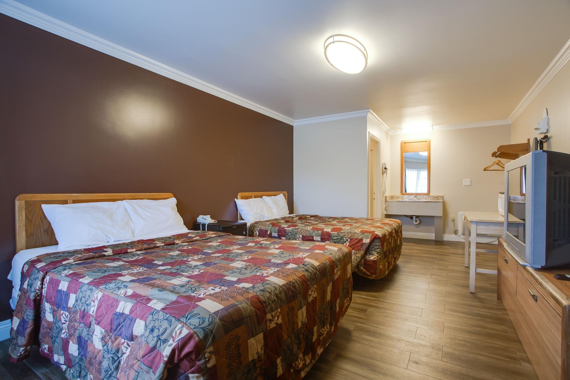 Hotel Abby's Anaheimer - Across Disneyland Park