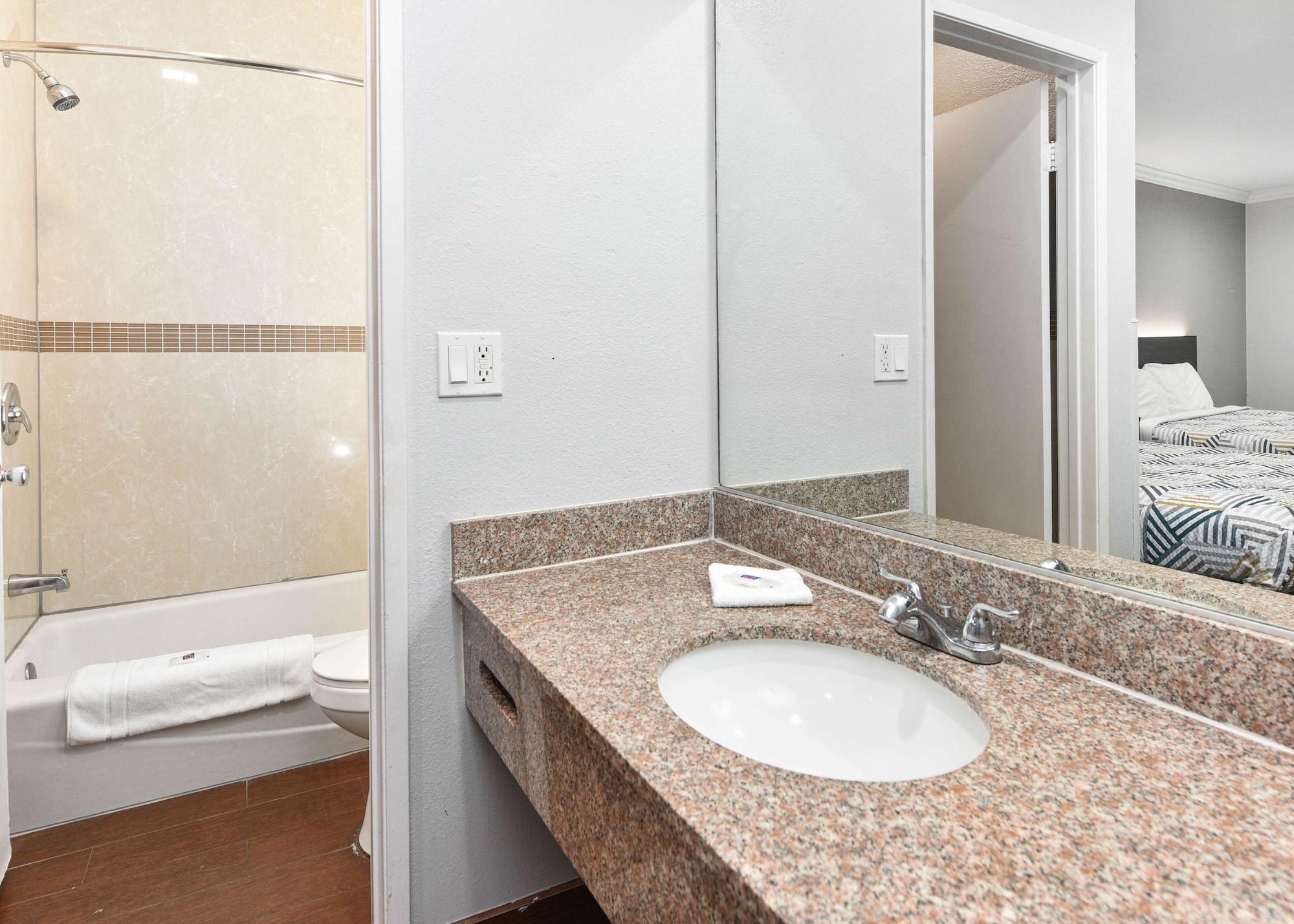 Hotel 6-anaheim, Ca - Convention Center 2*