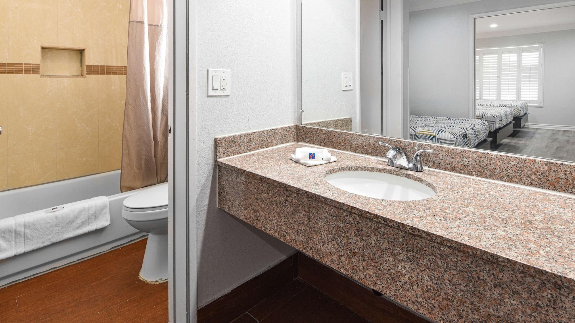 Hotel 6-anaheim, Ca - Convention Center 2*