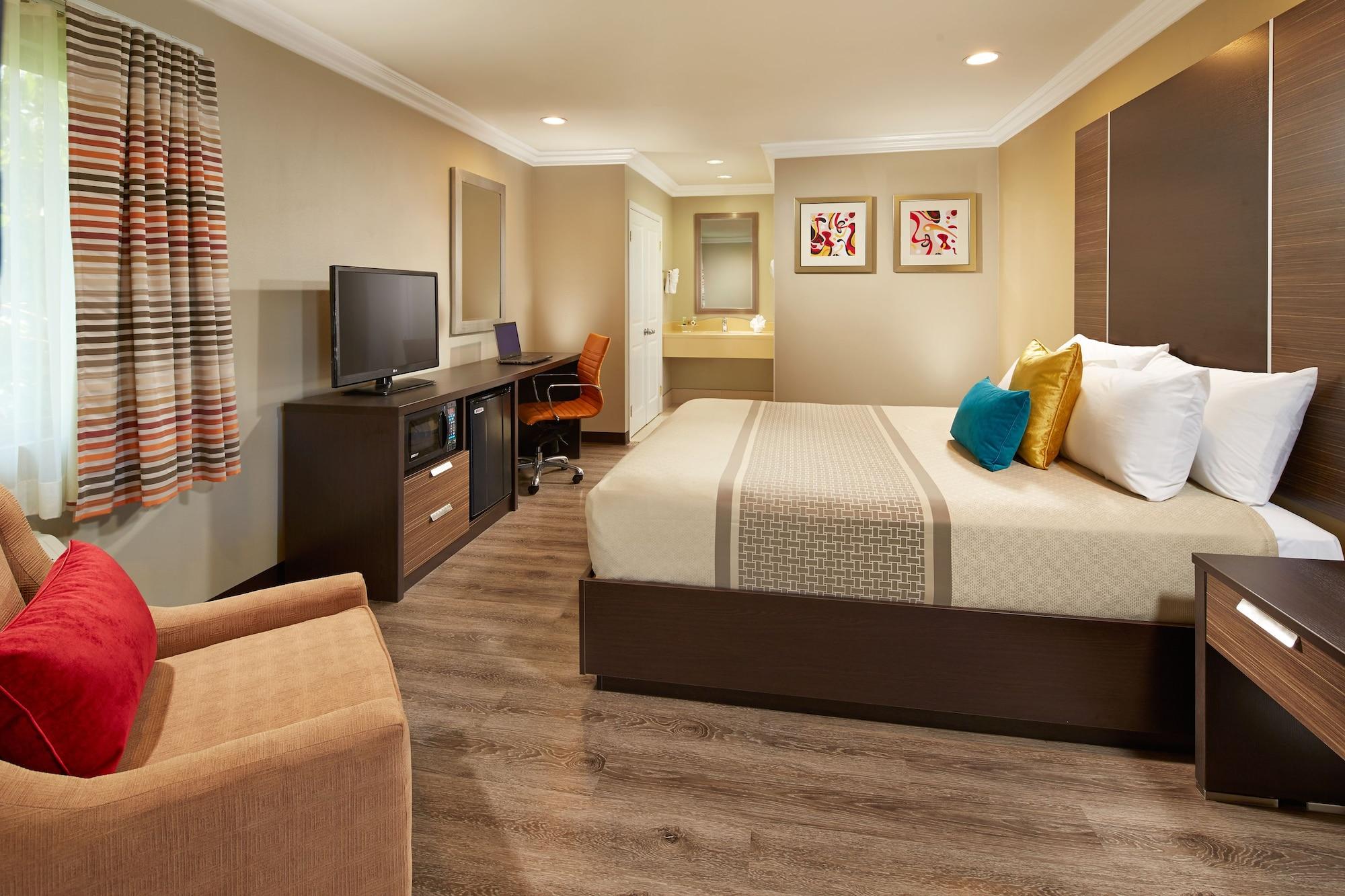 Motel Eden Roc & Near The Maingate