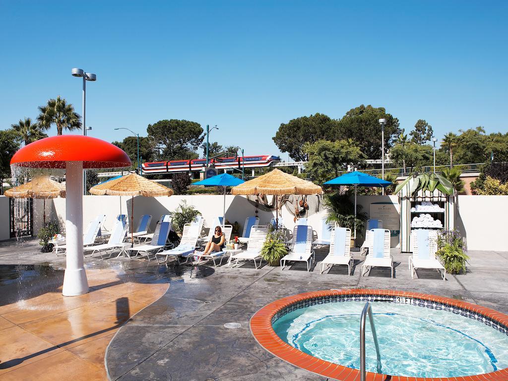 Howard Johnson By Wyndham & Water Playground Hotel Anaheim