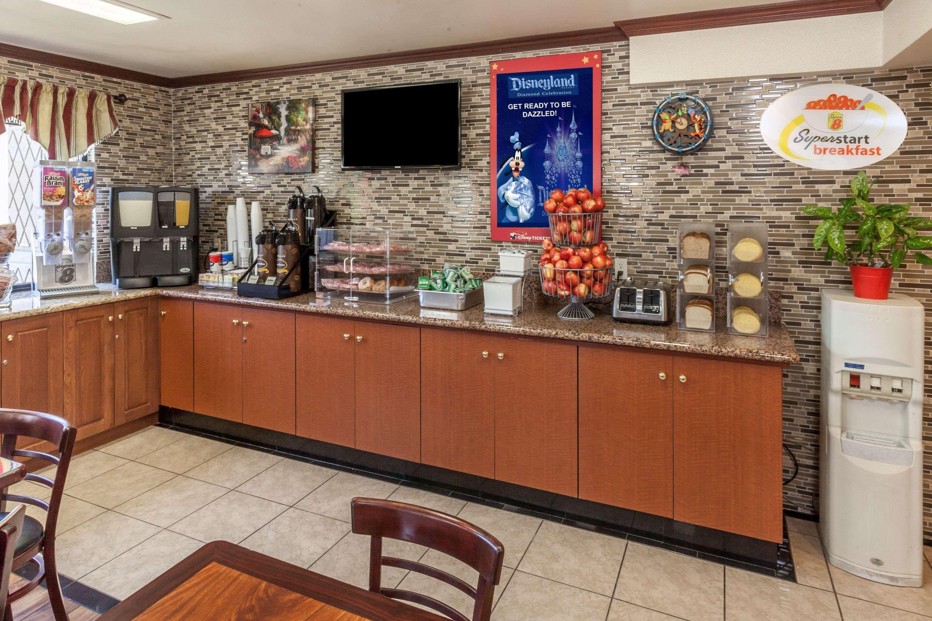 Hotel Super 8 By Wyndham Anaheim/disneyland Drive Anaheim