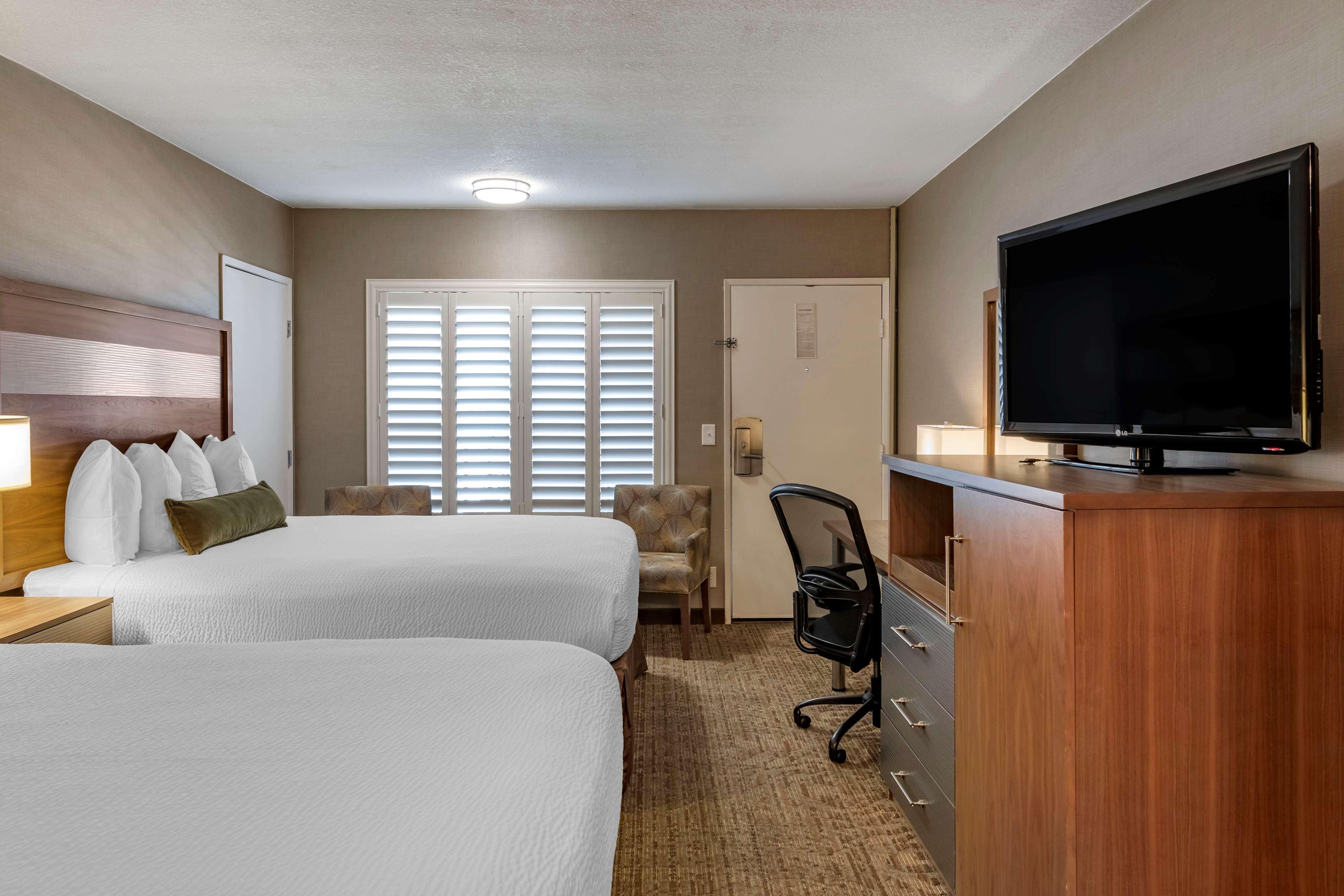 Western 3* Anaheim